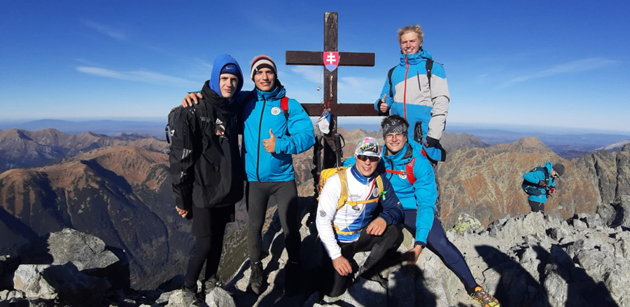 Kriváň (2495 m.n.m.): zľava Martin Bábik, Matej Danáš, dole - Viktor Samuel Podhradský, Daniel Rybanský a Corwin Carrington