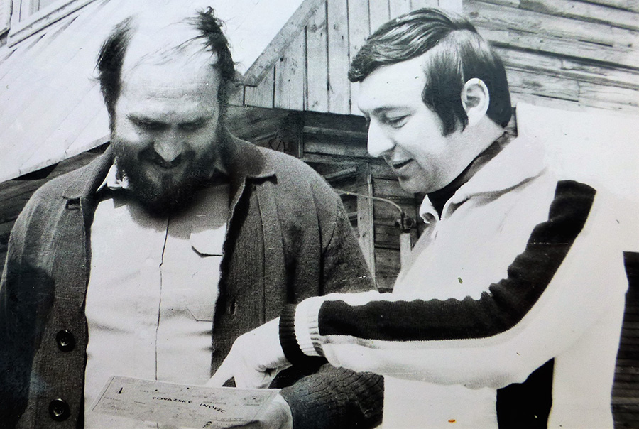 Horolezec Michal Orolín pri prezeraní si mapky trás na VI.ročníku