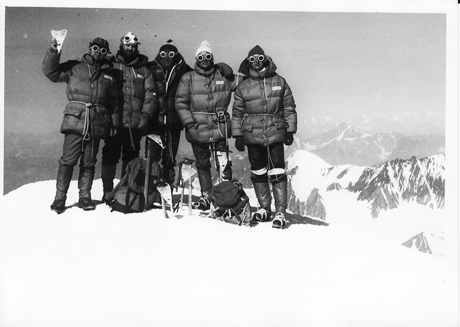 Foto 11. Na vrchole Kazbek (5043 m.) v roku 1985.Vľavo z vlajkou Tesly Beleščák. Autor:  Banič Peter